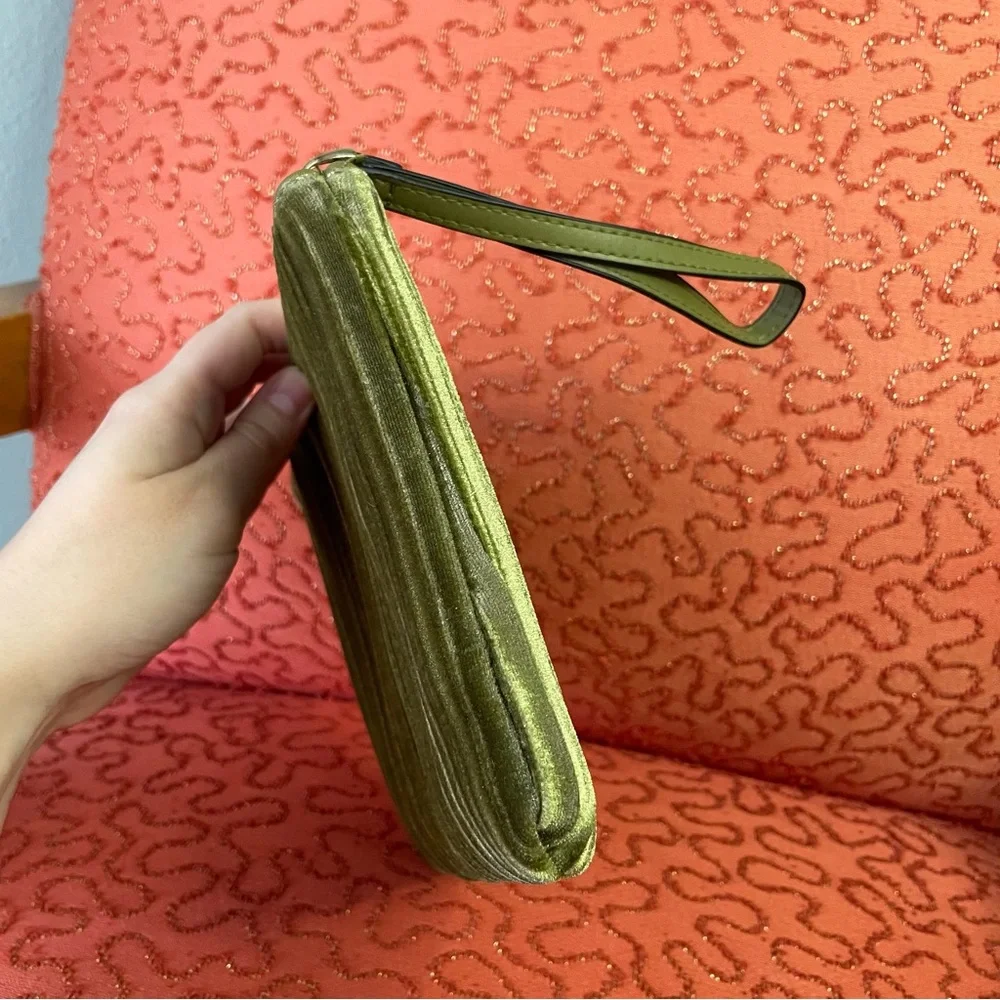 🌱5/$25🌱 A New Day | Green Velvety Zipper Clutch Wristlet Bag